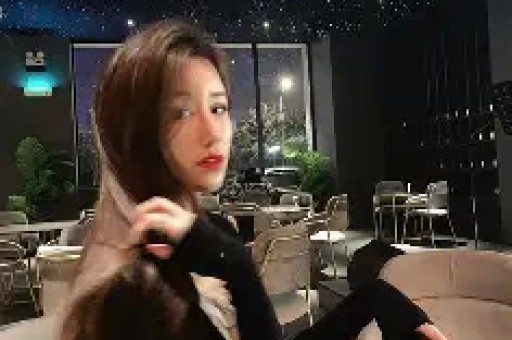 曝网红猴哥新恋情！轻抚对方背部颜值身材不输前妻何钰欣