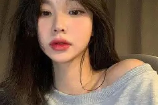 算是救赎文。女主是小镇出来的姑娘被网暴回到家乡遇到男主。此时她是外地来旅游的漂亮有钱女人他是活一天算一天破旧酒吧小老板。第一次见面女主见色起意以为男主是🦆但其实他是只想逃离妈妈掌控的